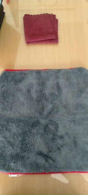 Red Border 1200 GSM Vehicle Cleaning Microfiber Cloth photo review